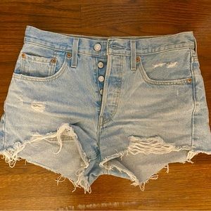 Light wash 501 high waisted Levi’s jean shorts, size 27